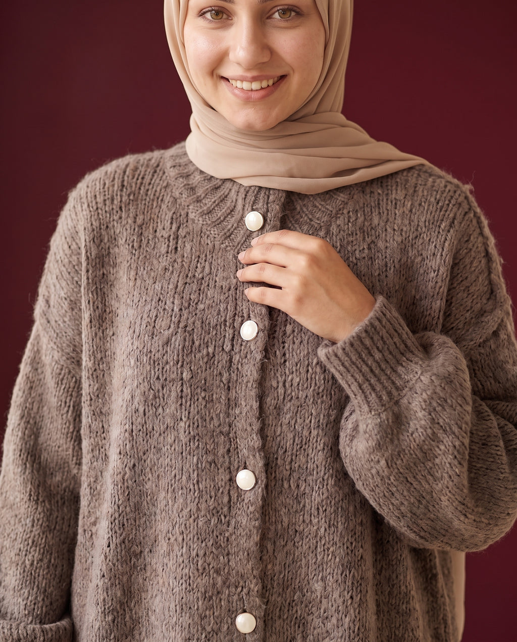 Oversize Strickcardigan Braun – Detail Strick und Knöpfe