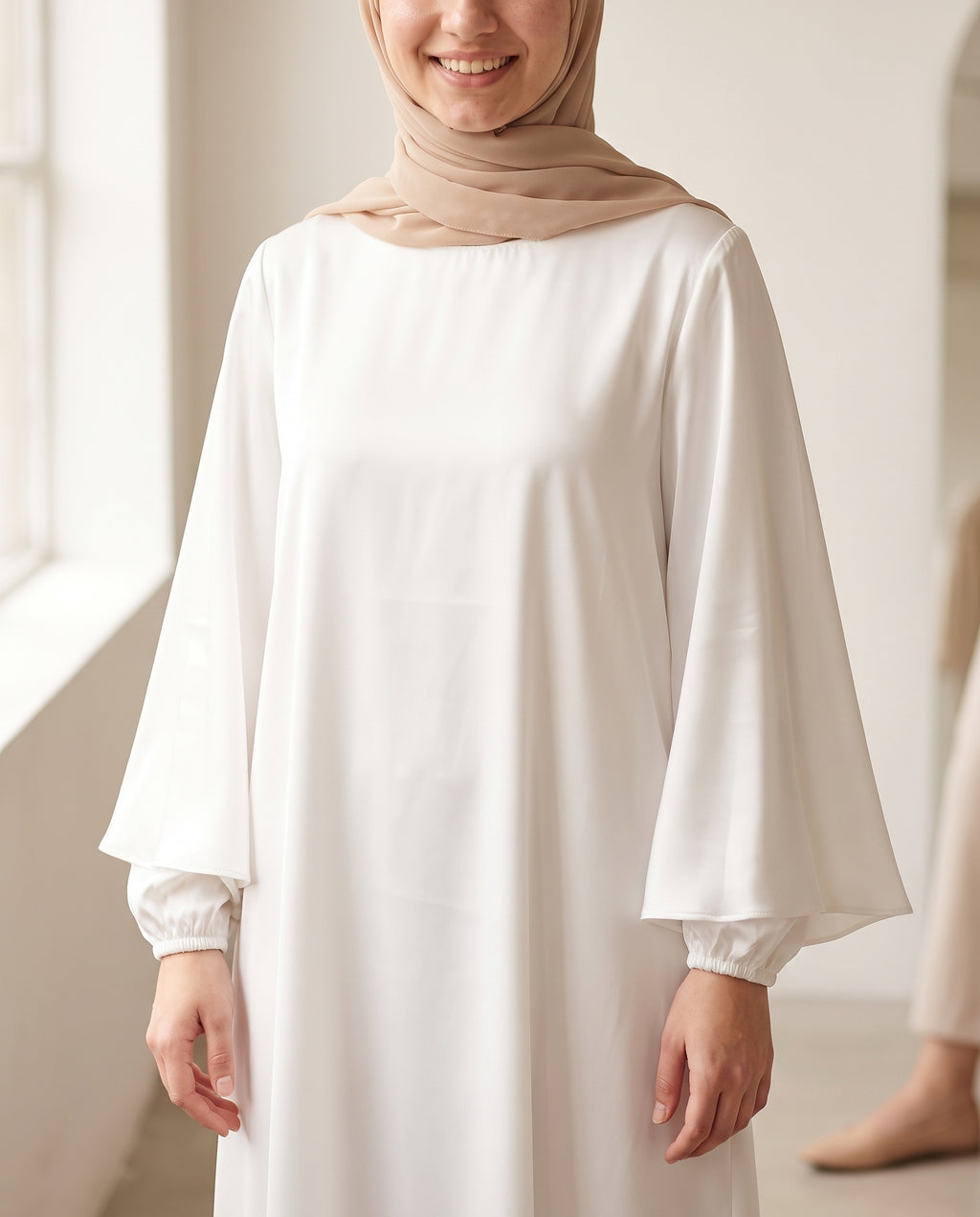 Satin-Abaya mit Cape-Ärmeln Weiß – Detailansicht