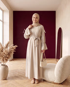 Abaya mit Gürtel und Volantärmeln Hellbeige – Dreiviertelansicht