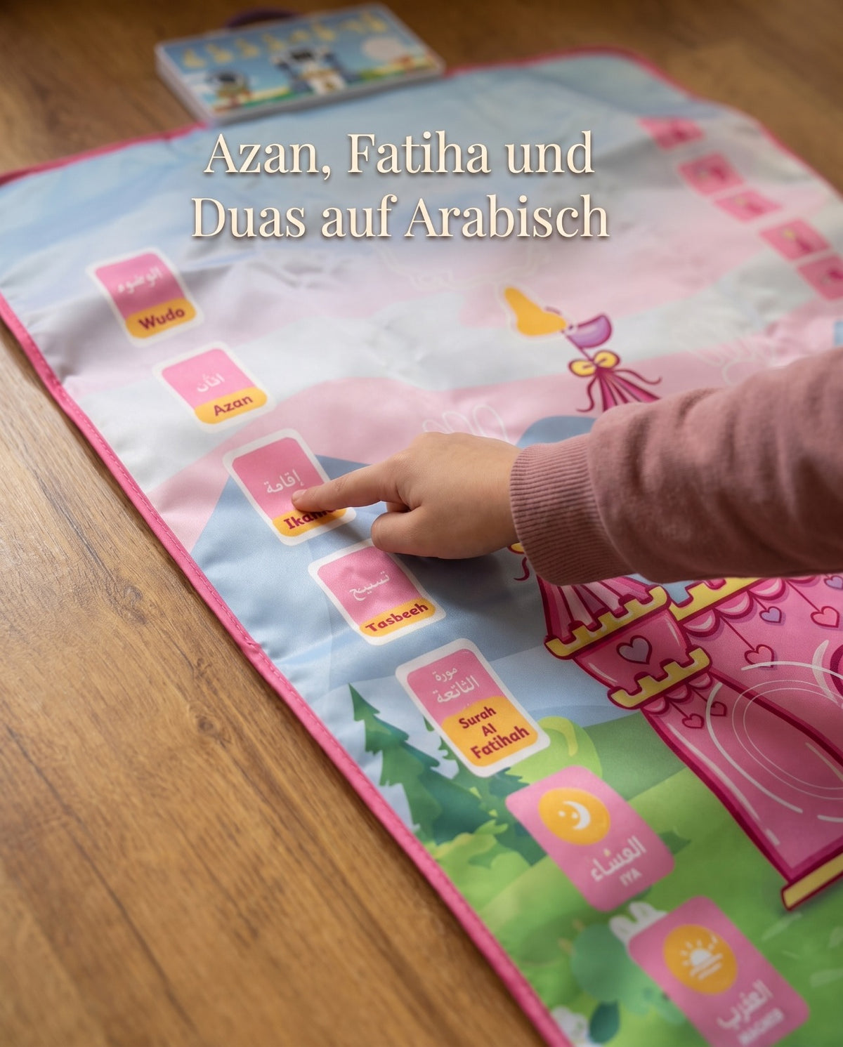 Kinderhand drueckt Touch-Felder auf dem Lernteppich - Azan, Fatiha und Duas auf Arabisch