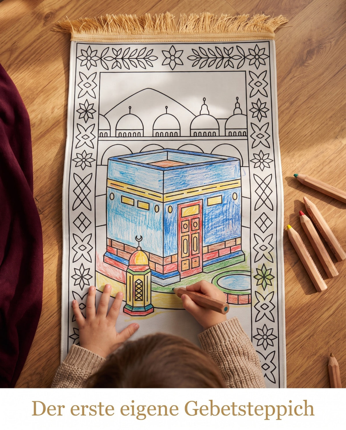 Kind malt Kaaba-Motiv auf dem Gebetsteppich zum Ausmalen aus - der erste eigene Gebetsteppich