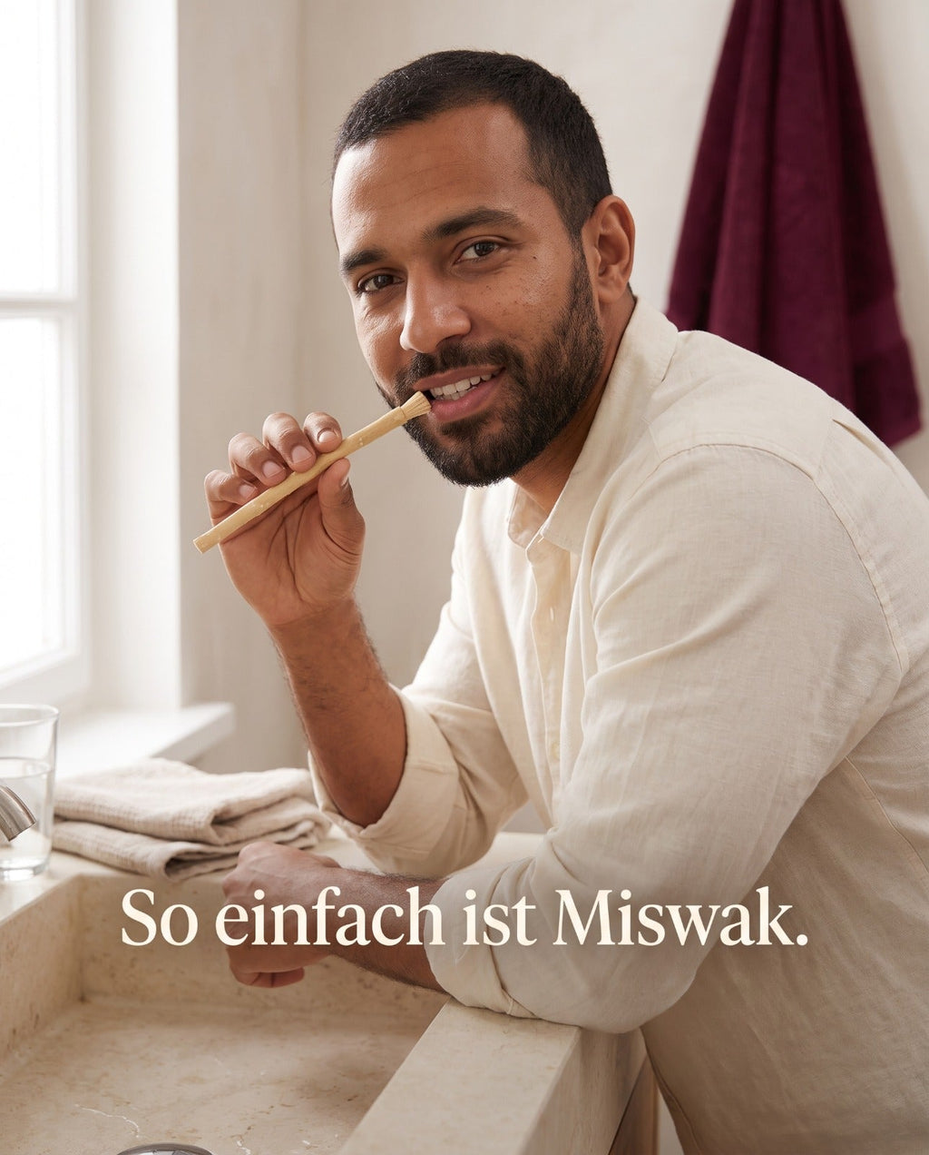 Mann putzt die Zaehne mit dem Miswak am Waschbecken